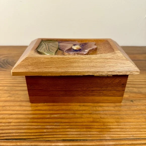 Vintage Hand-Carved Wooden Trinket Box with Floral Relief | Imapro Honduras - Picture 3 of 9